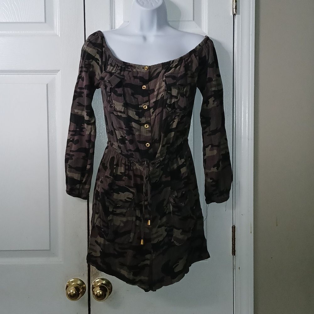 J for Justify camo off the shoulder short romper  Sz M GUC